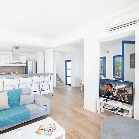 Ioanni Helios - Stunning 4 Bedroom - Few Minutes Drive To Fig Tree Bay Villa