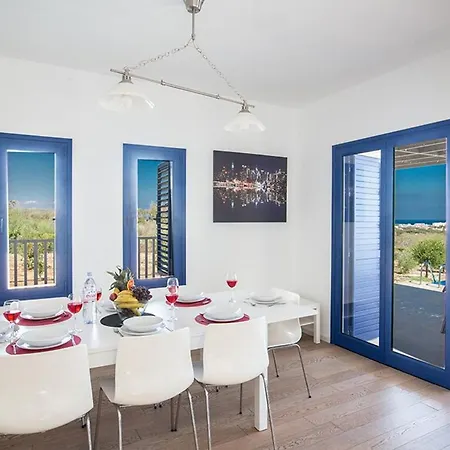 Ioanni Helios - Stunning 4 Bedroom - Few Minutes Drive To Fig Tree Bay Villa *