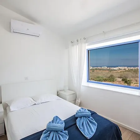 Villa Ioanni Helios - Stunning 4 Bedroom - Few Minutes Drive To Fig Tree Bay