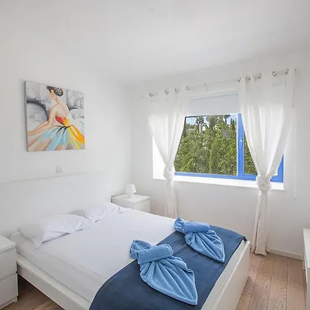 Villa Ioanni Helios - Stunning 4 Bedroom - Few Minutes Drive To Fig Tree Bay *