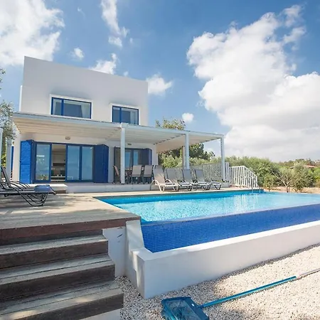 Villa Ioanni Helios - Stunning 4 Bedroom - Few Minutes Drive To Fig Tree Bay *