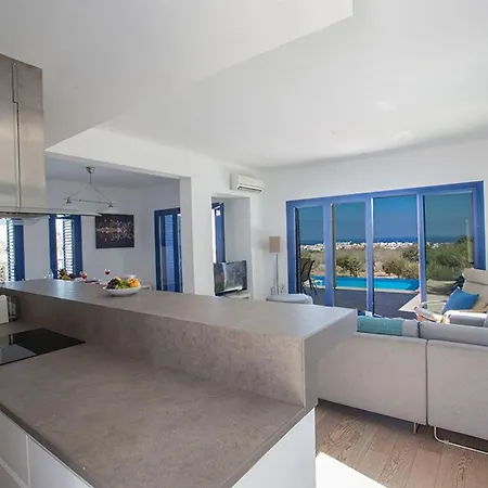 Ioanni Helios - Stunning 4 Bedroom - Few Minutes Drive To Fig Tree Bay * Protaras