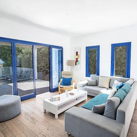 Ioanni Helios - Stunning 4 Bedroom - Few Minutes Drive فيلة
