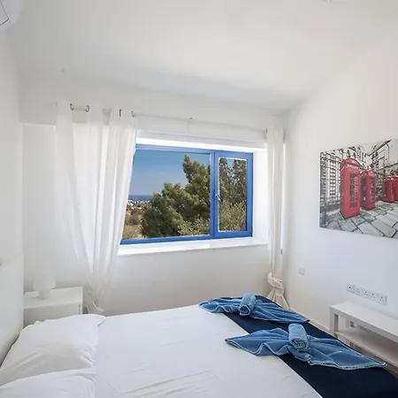 Villa Ioanni Helios - Stunning 4 Bedroom - Few Minutes Drive To Fig Tree Bay *