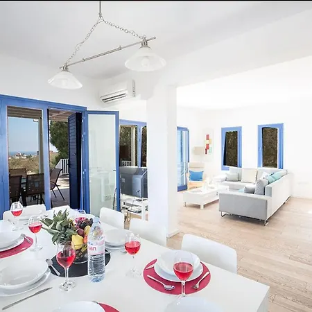 Ioanni Helios - Stunning 4 Bedroom - Few Minutes Drive فيلة *