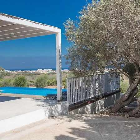 Ioanni Helios - Stunning 4 Bedroom - Few Minutes Drive فيلة