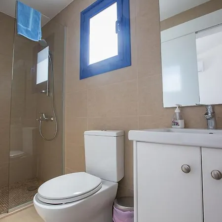 Ioanni Helios - Stunning 4 Bedroom - Few Minutes Drive To Fig Tree Bay *