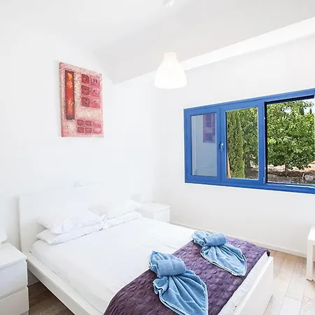 Villa Ioanni Helios - Stunning 4 Bedroom - Few Minutes Drive To Fig Tree Bay