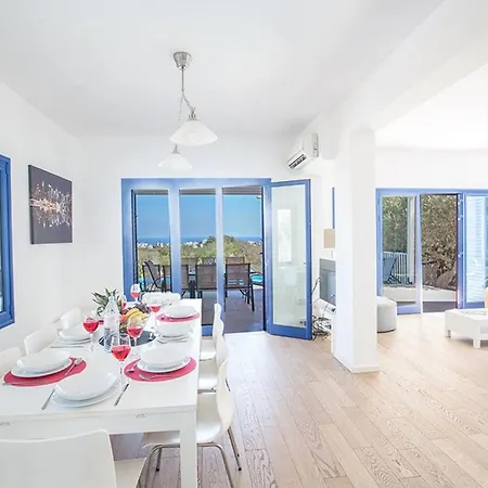 Villa Ioanni Helios - Stunning 4 Bedroom - Few Minutes Drive To Fig Tree Bay *