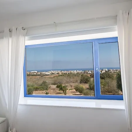 Ioanni Helios - Stunning 4 Bedroom - Few Minutes Drive To Fig Tree Bay *