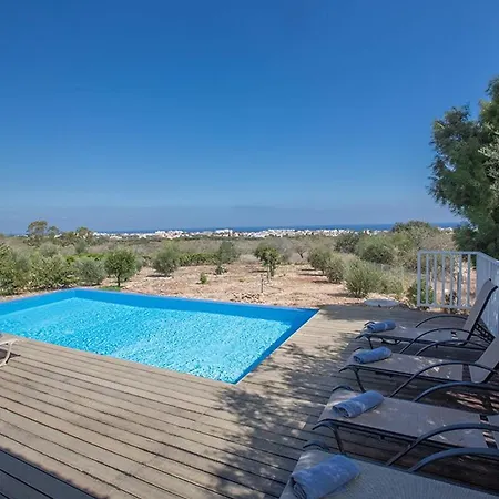 Ioanni Helios - Stunning 4 Bedroom - Few Minutes Drive فيلة